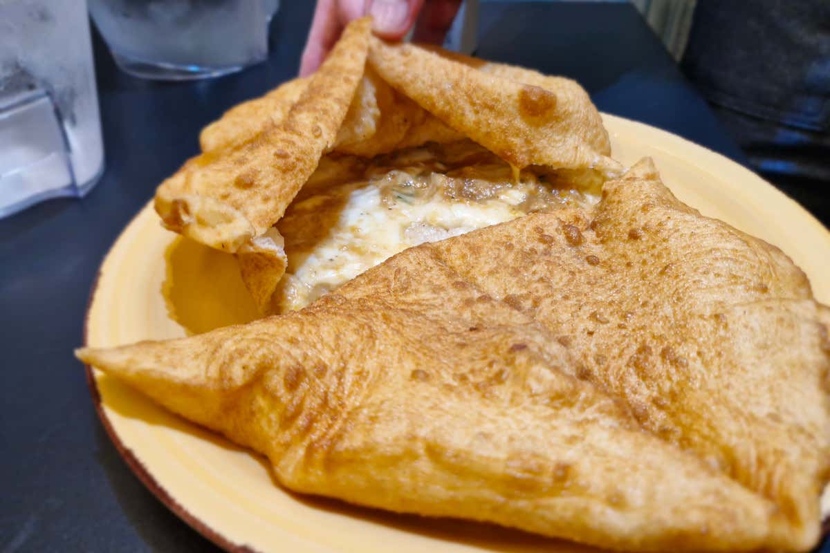 Una pizza fritta dedicata a Marisa Laurito aiuta i piccoli musicisti di Forcella Una pizza fritta dedicata a Marisa Laurito aiuta i piccoli musicisti di Forcella