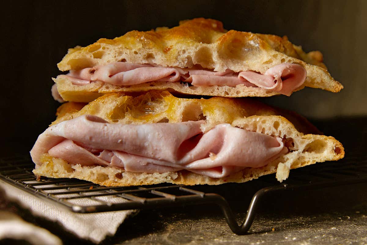 La pizza bianca romana, croccante e fragrante, diventa un’esperienza gourmet con la mortadella da Roscioli