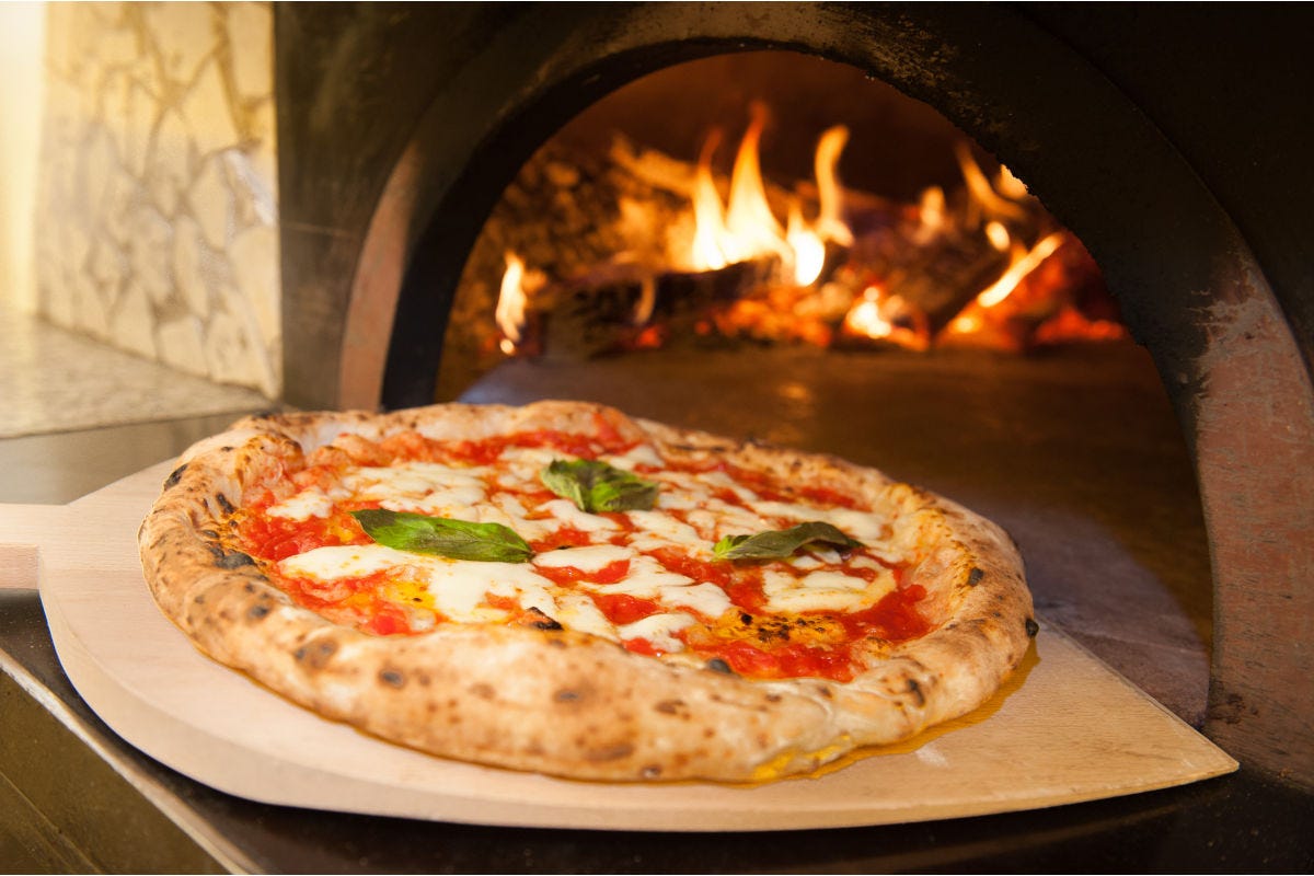 Solo il prodotto conforme al disciplinare di produzione registrato con il marchio STG potrà chiamarsi Pizza Napoletana 