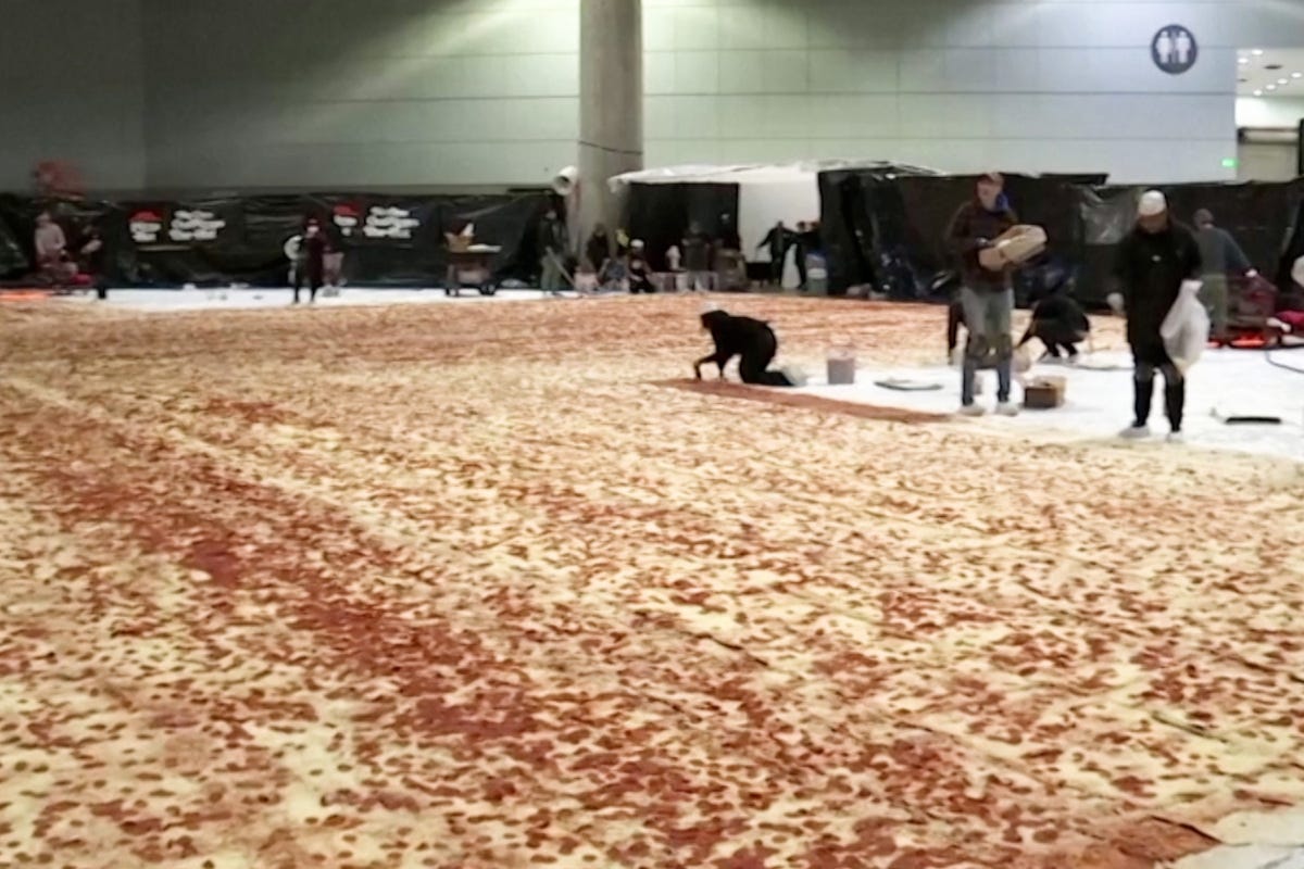La pizza da record di Pizza Hut. Fonte: Cnn Una pizza di 1.300 metri quadrati: record mondiale in America