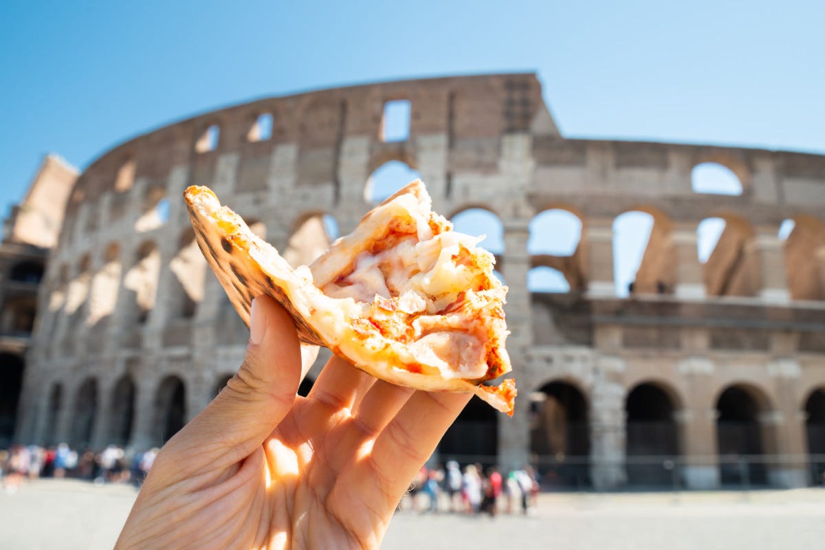 La pizza romana esce da Roma: è tempo della sfida con la napoletana?