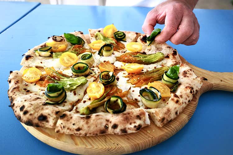 La pizza Orto in Condotta - Il pizzaiolo De Siena riaprirà puntando sul lavoro dei contadini La pizza Orto in Condotta - Il pizzaiolo De Siena riaprirà puntando sul lavoro dei contadini