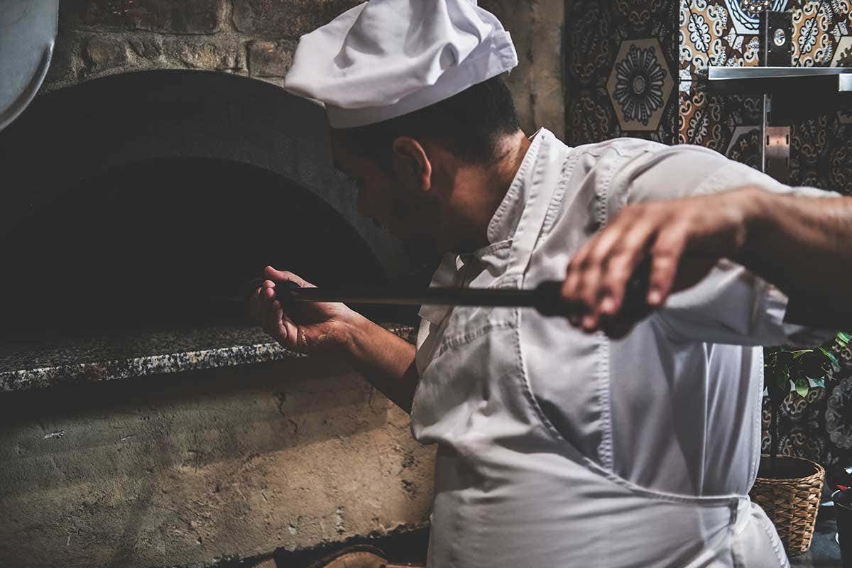 Negli anni '70 a Napoli il pizzaiuolo ricopriva anche un ruolo sociale grazie al fenomeno della pizza a otto giorni L'arte del pizzaiouolo napoletano celebra il riconoscimento Unesco e si trasforma in doodle