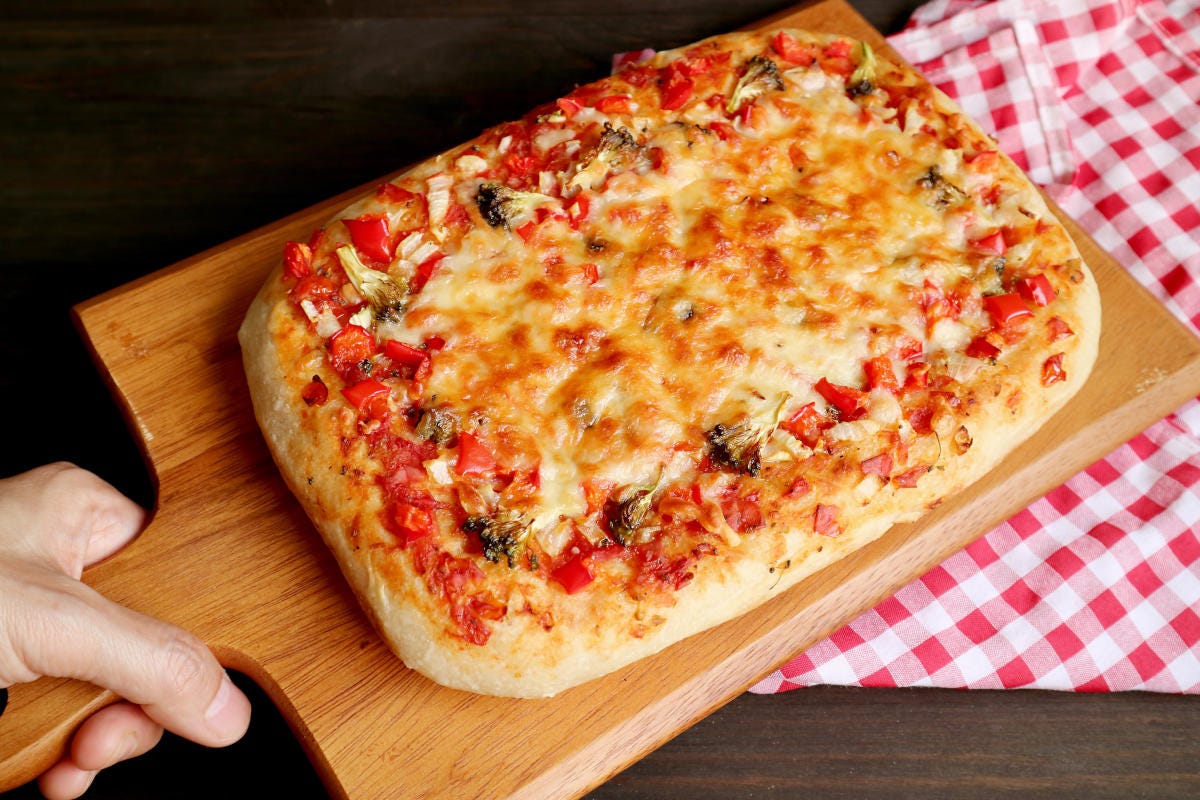 La pizza in pala ha una caratteristica forma rettangolare Pizza in pala