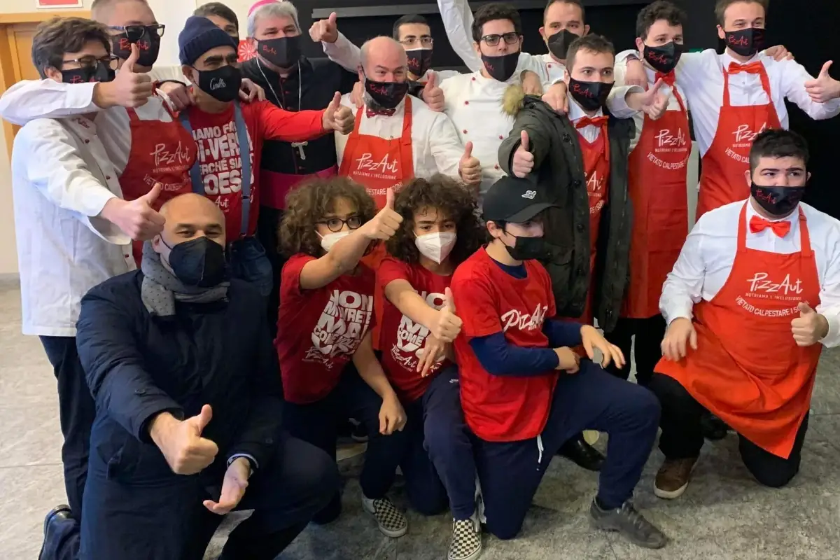 Lo staff di Pizzaut, locale speciale di Cassina de' Pecchi Da Milano a Trezzo d'Adda: la ciclabile del Naviglio Martesana