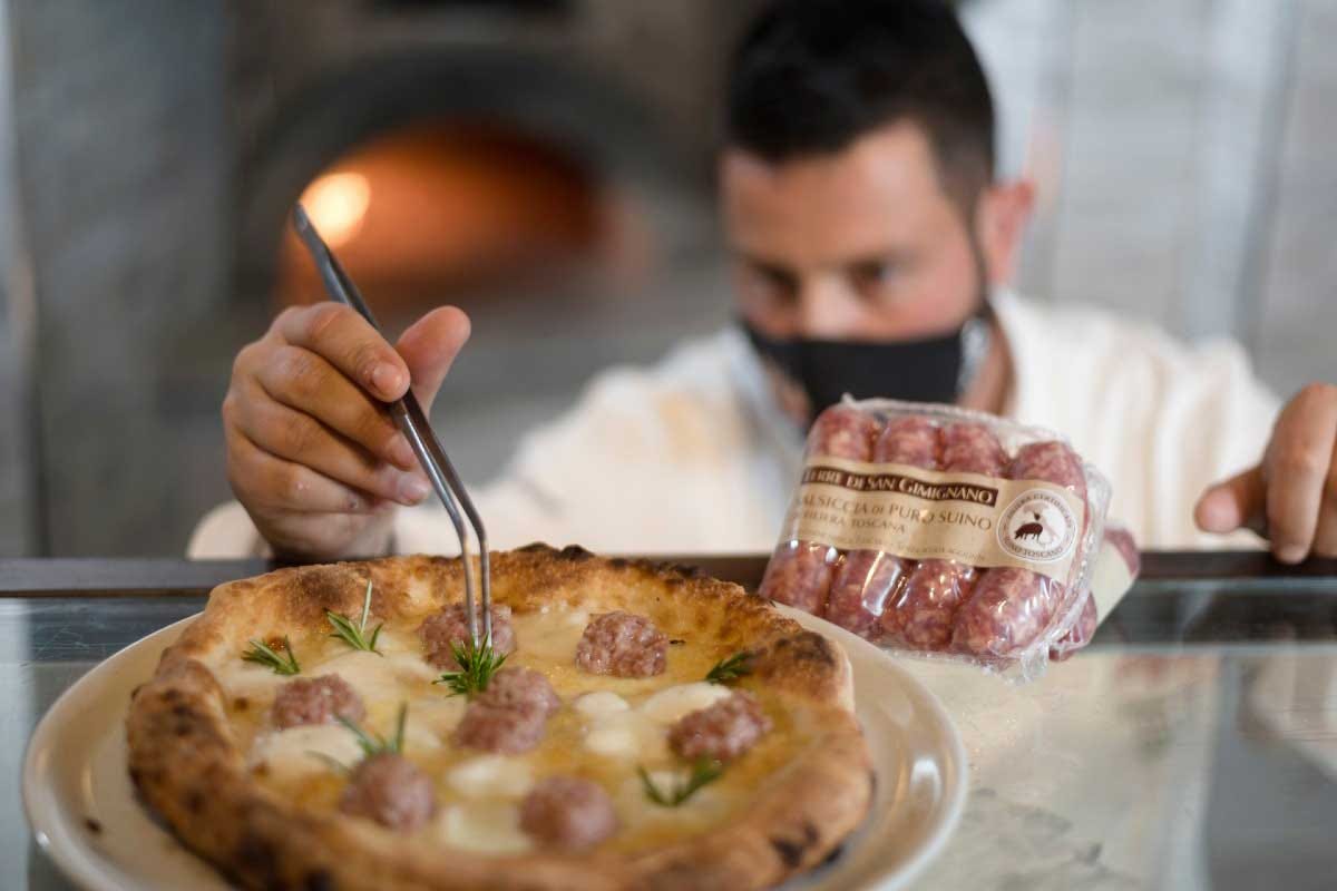 Le pizze gourmet di Stefano Canosci in collaborazione con Salumificio Toscano Piacenti Pizze gourmet e sicurezza alimentare, l'accoppiata post-Covid modifica il servizio