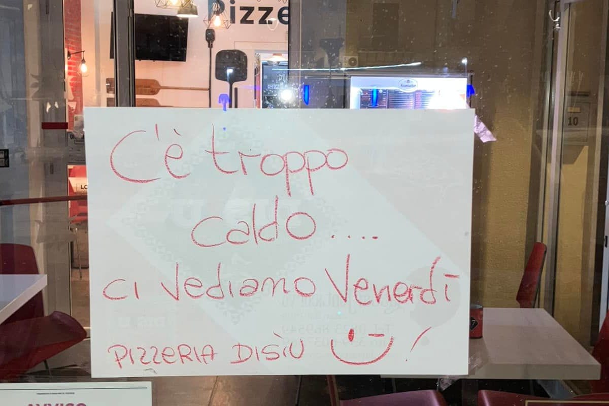 Il cartello esposto dalla pizzeria di Balestrate (foto Facebook) La pizzeria chiude... fa troppo caldo