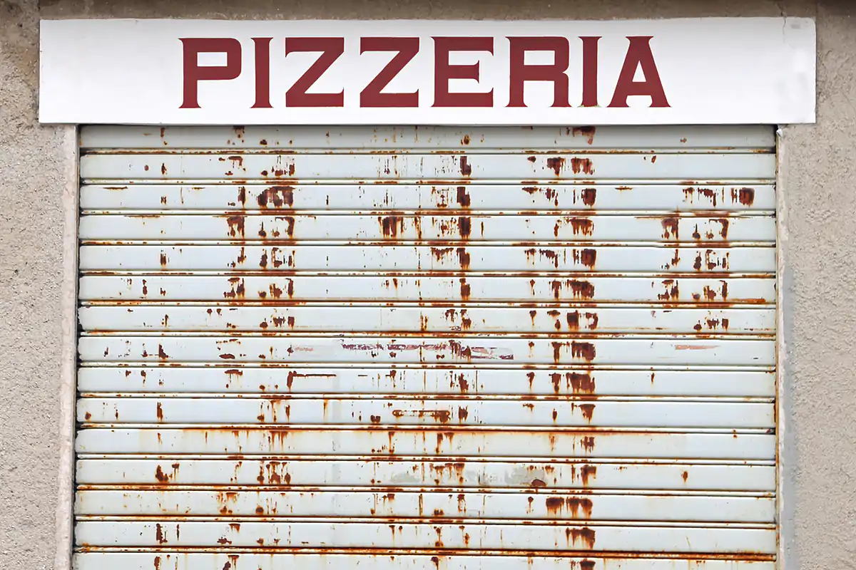 Chiusa per 5 giorni la pizzeria di Hermes Ferrari&nbsp; 57 multe per i no-mask a cena da Ferrari, la