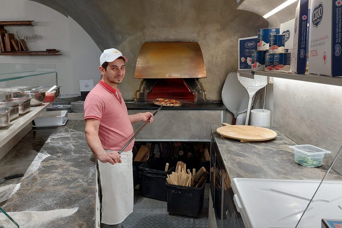 Il pizzaiolo Marco Casano è il responsabile di tutti gli impasti prodotti nel locale bolognese Ristorante Pizzeria Caruso: il pomodoro attraversa i menu