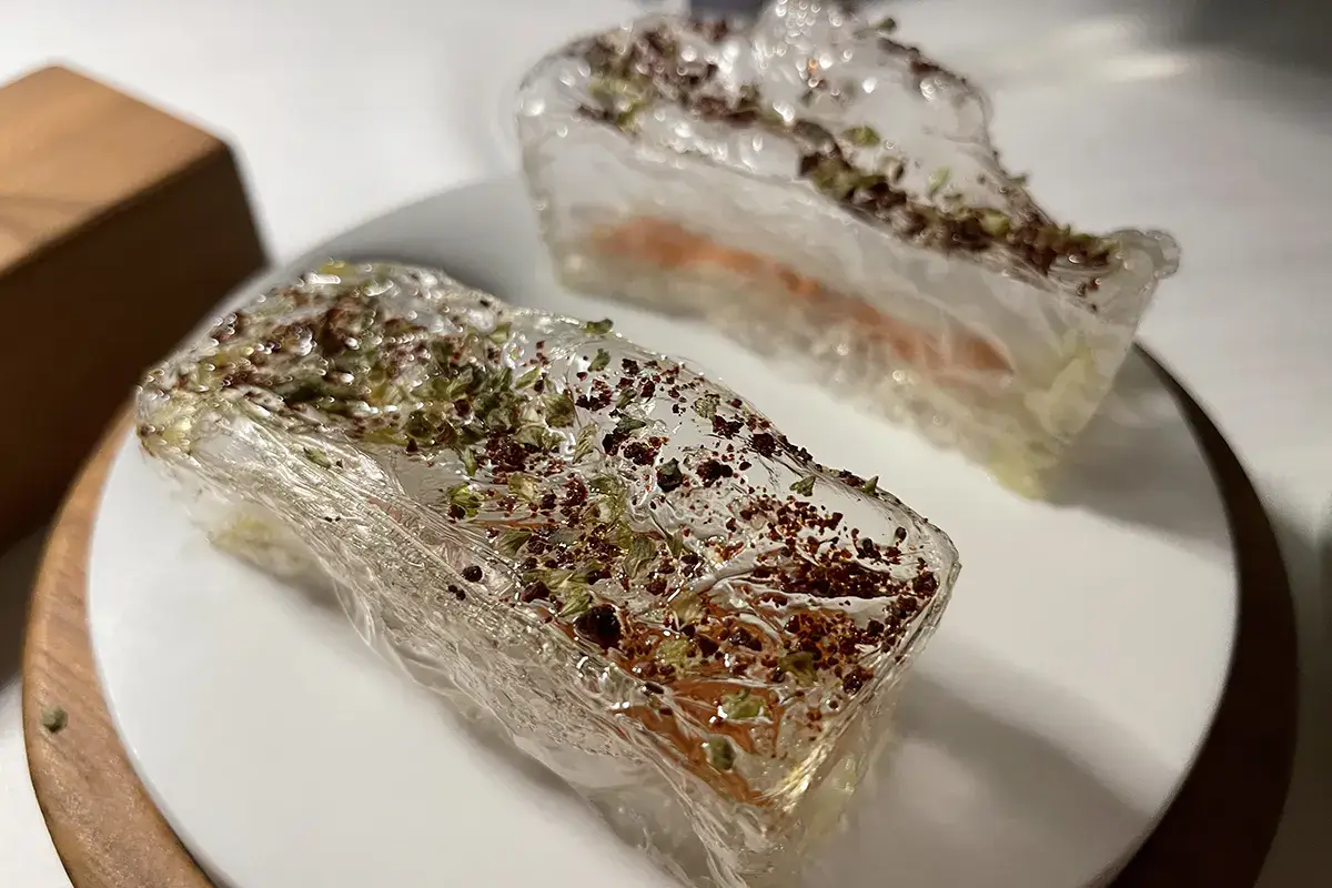 Pizzetta sfoglia cagliaritana con aria croccante, capperi, salsa di pomodoro Somu, a Baja Sardinia aperti in inverno: il coraggio vale la stella
