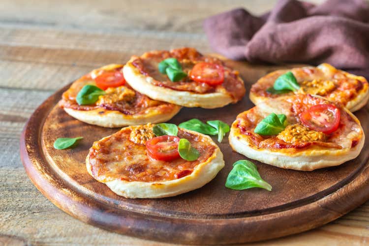 Pizzette rosse: il passe-partout per tutte le occasioni festive Pizzette rosse: il passe-partout per tutte le occasioni festive