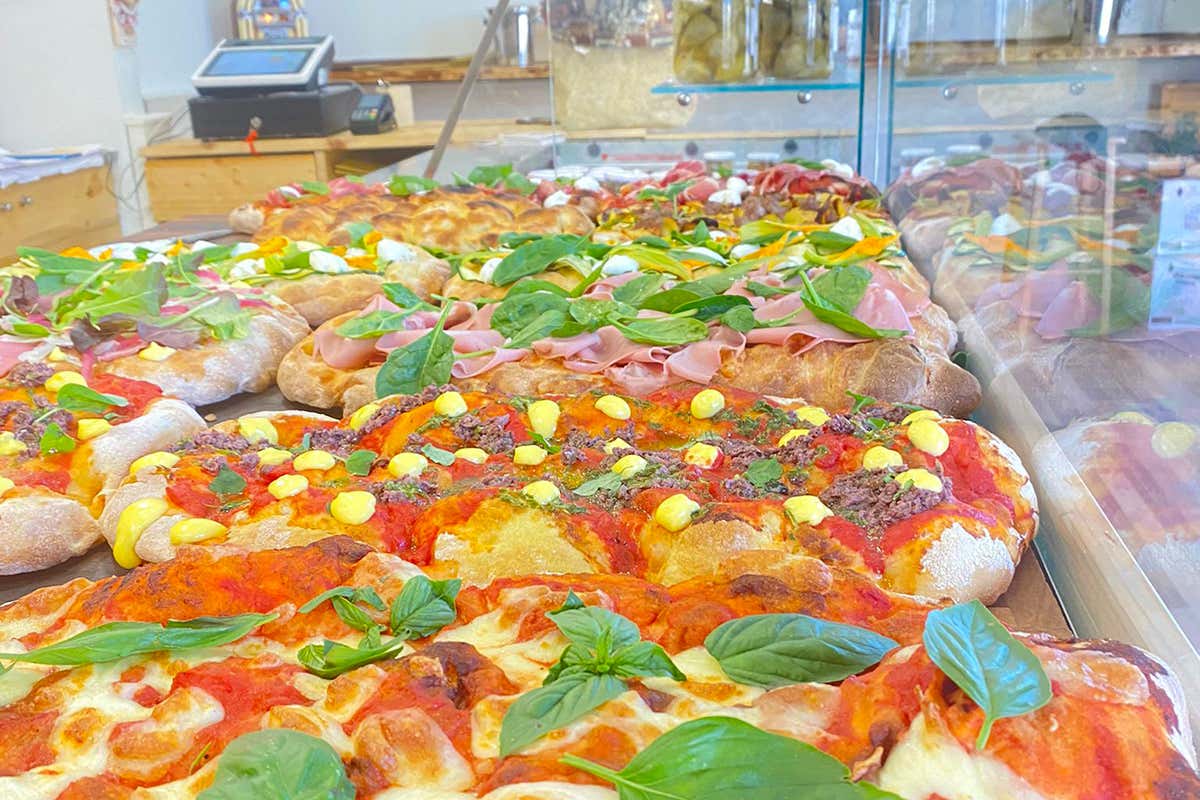 Pizze in pala pronte per essere servite Gastrobi, qui la merenda &egrave; enogastronomica