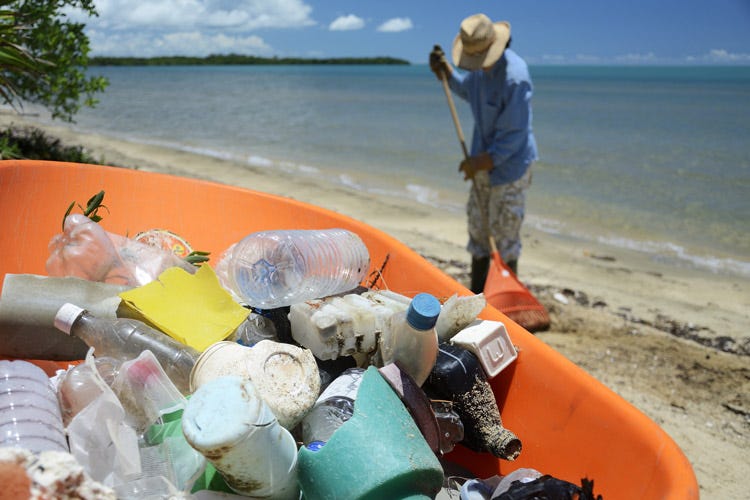 Rimini anticipa il divieto Ue 
Da oggi via la plastica dalle spiagge