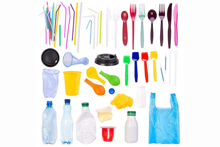 Piatti e posate di plastica vietati dal 3 luglio Via alla plastica dal 3 luglio In Italia la svolta partirà dalle scuole