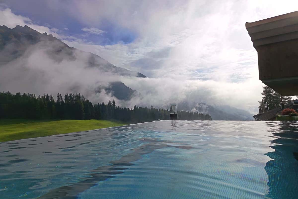 Benessere tra le Alpi: l'hotel dove vivere l’autunno tra Sky Pool, saune e natura Benessere tra le Alpi: l'hotel dove vivere l’autunno tra Sky Pool, saune e natura