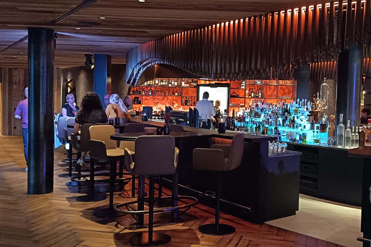 Benessere tra le Alpi: l'hotel dove vivere l’autunno tra Sky Pool, saune e natura Benessere tra le Alpi: l'hotel dove vivere l’autunno tra Sky Pool, saune e natura