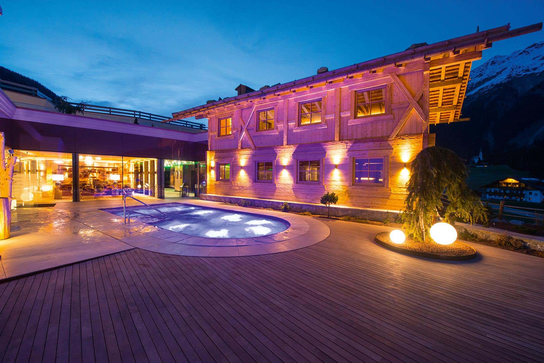 Benessere tra le Alpi: l'hotel dove vivere l’autunno tra Sky Pool, saune e natura Benessere tra le Alpi: l'hotel dove vivere l’autunno tra Sky Pool, saune e natura