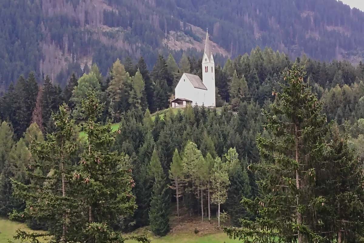 Benessere tra le Alpi: l'hotel dove vivere l’autunno tra Sky Pool, saune e natura Benessere tra le Alpi: l'hotel dove vivere l’autunno tra Sky Pool, saune e natura