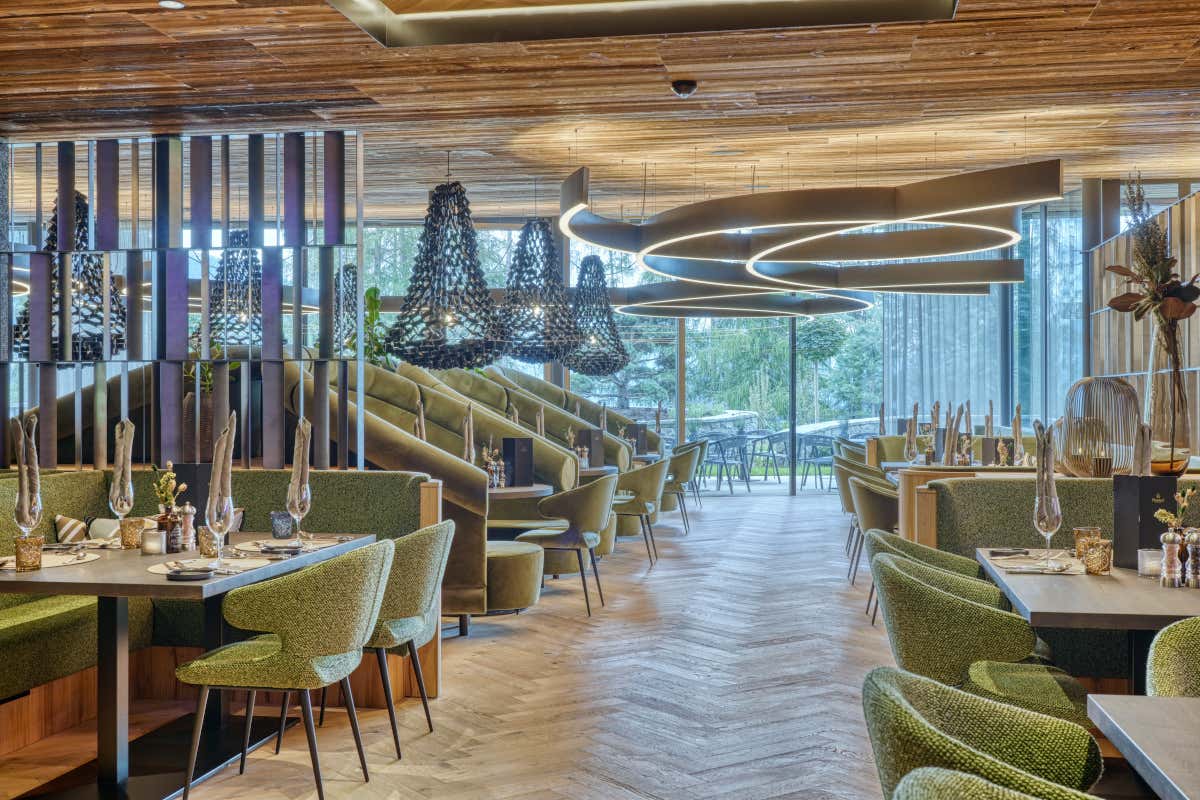 Benessere tra le Alpi: l'hotel dove vivere l’autunno tra Sky Pool, saune e natura Benessere tra le Alpi: l'hotel dove vivere l’autunno tra Sky Pool, saune e natura