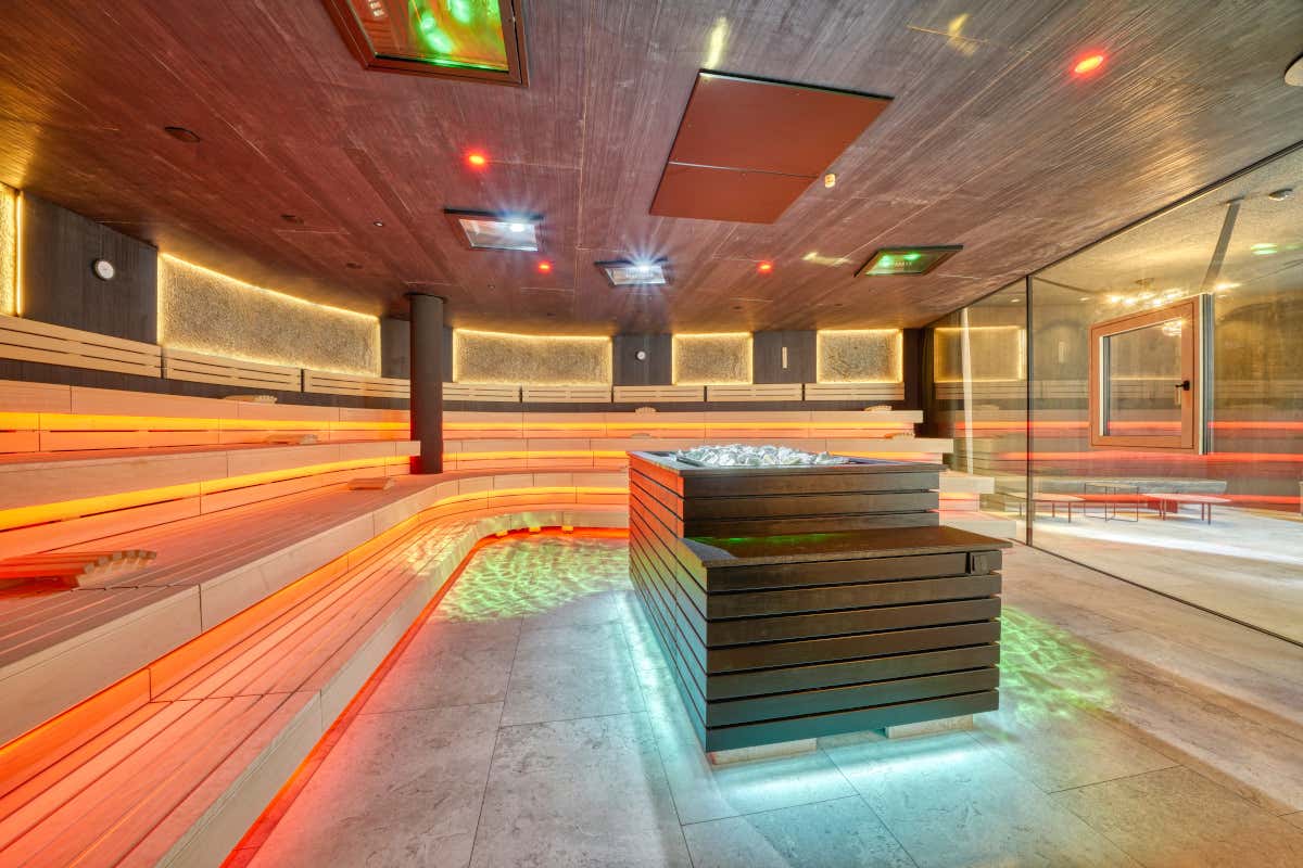 Benessere tra le Alpi: l'hotel dove vivere l’autunno tra Sky Pool, saune e natura Benessere tra le Alpi: l'hotel dove vivere l’autunno tra Sky Pool, saune e natura