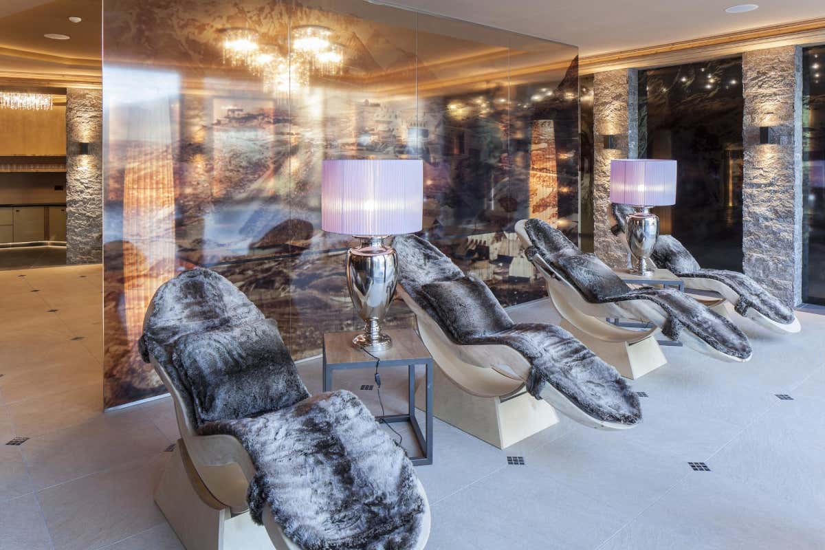 Benessere tra le Alpi: l'hotel dove vivere l’autunno tra Sky Pool, saune e natura Benessere tra le Alpi: l'hotel dove vivere l’autunno tra Sky Pool, saune e natura