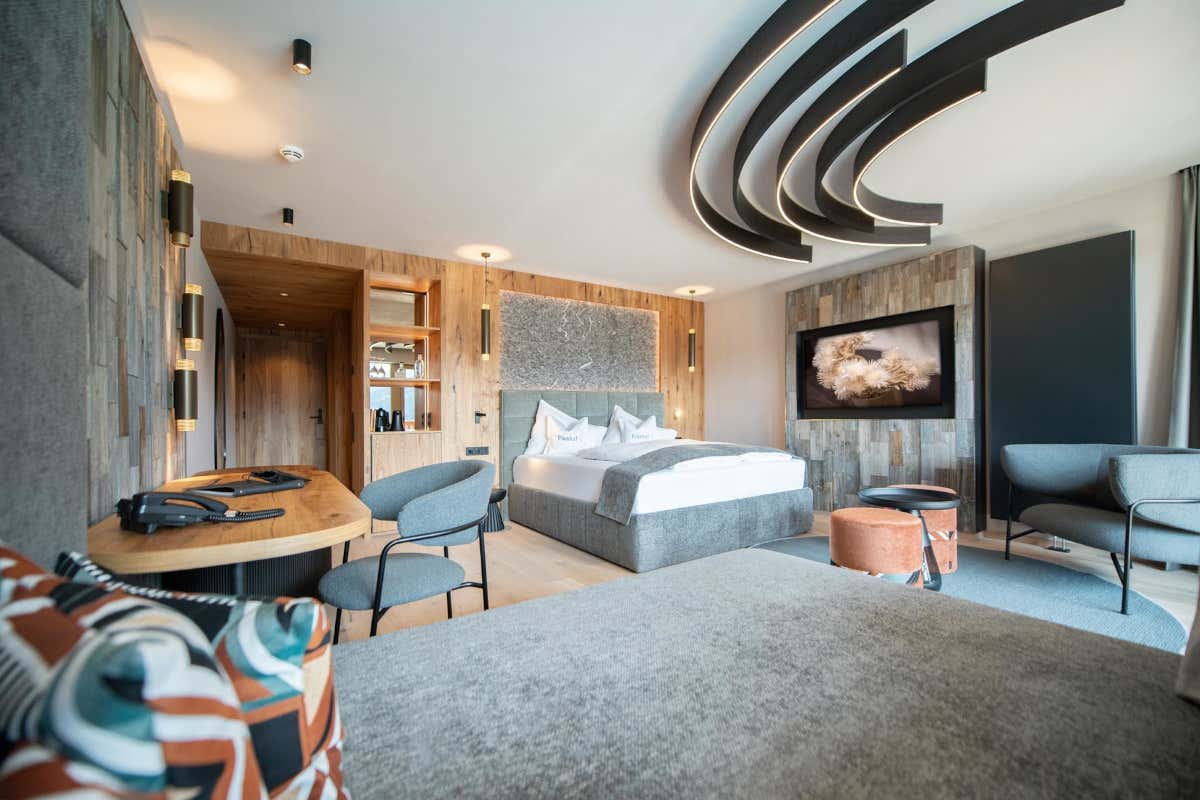 Benessere tra le Alpi: l'hotel dove vivere l’autunno tra Sky Pool, saune e natura Benessere tra le Alpi: l'hotel dove vivere l’autunno tra Sky Pool, saune e natura