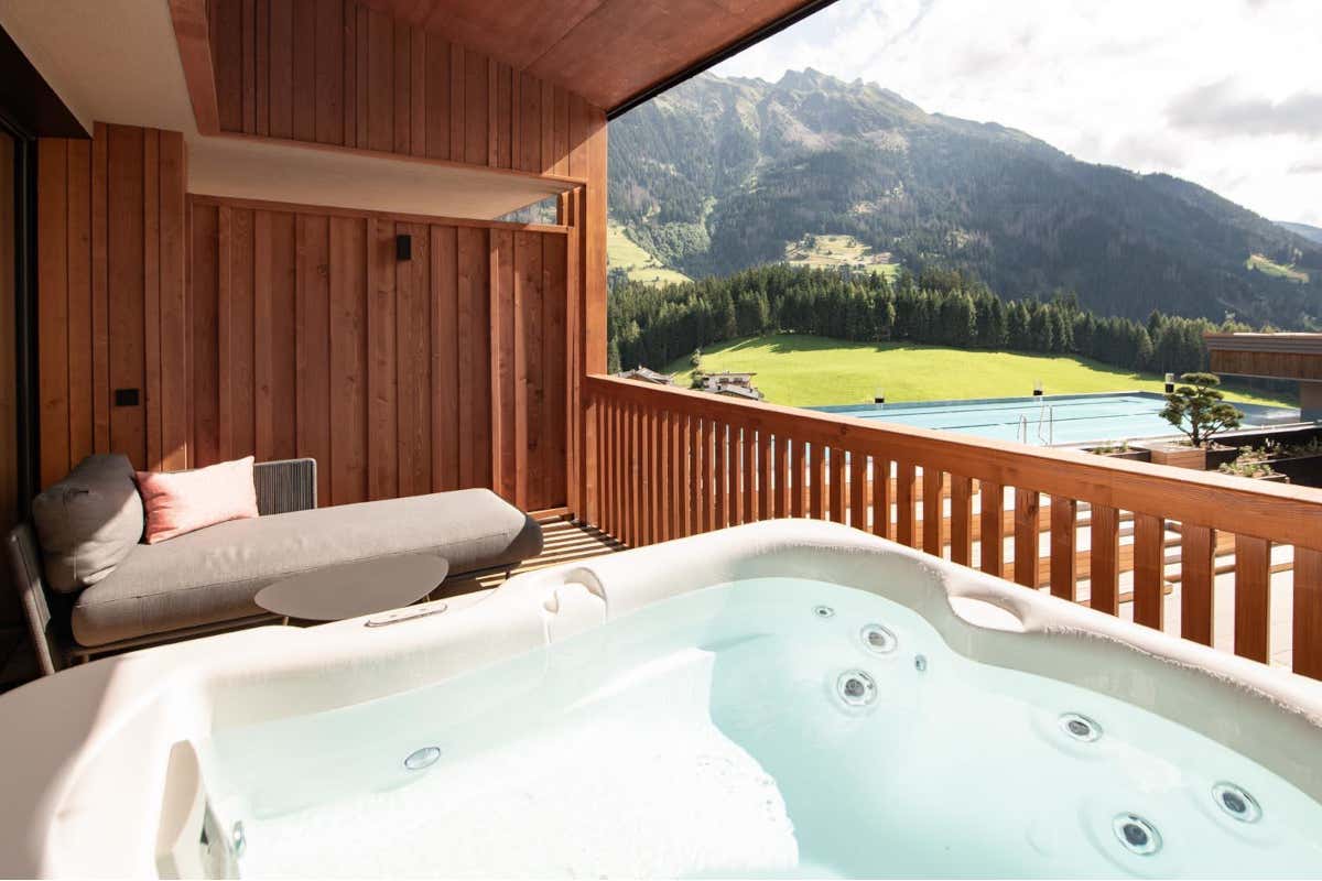 Benessere tra le Alpi: l'hotel dove vivere l’autunno tra Sky Pool, saune e natura Benessere tra le Alpi: l'hotel dove vivere l’autunno tra Sky Pool, saune e natura