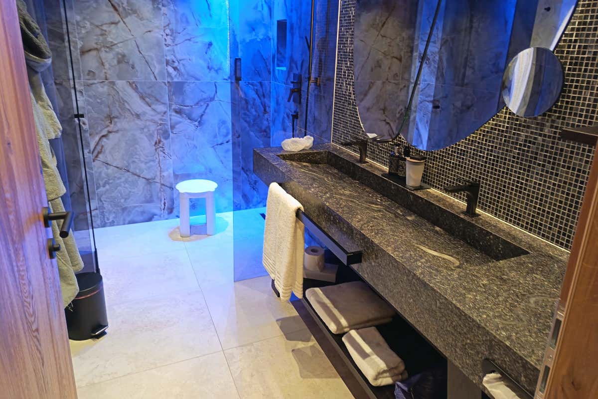 Benessere tra le Alpi: l'hotel dove vivere l’autunno tra Sky Pool, saune e natura Benessere tra le Alpi: l'hotel dove vivere l’autunno tra Sky Pool, saune e natura