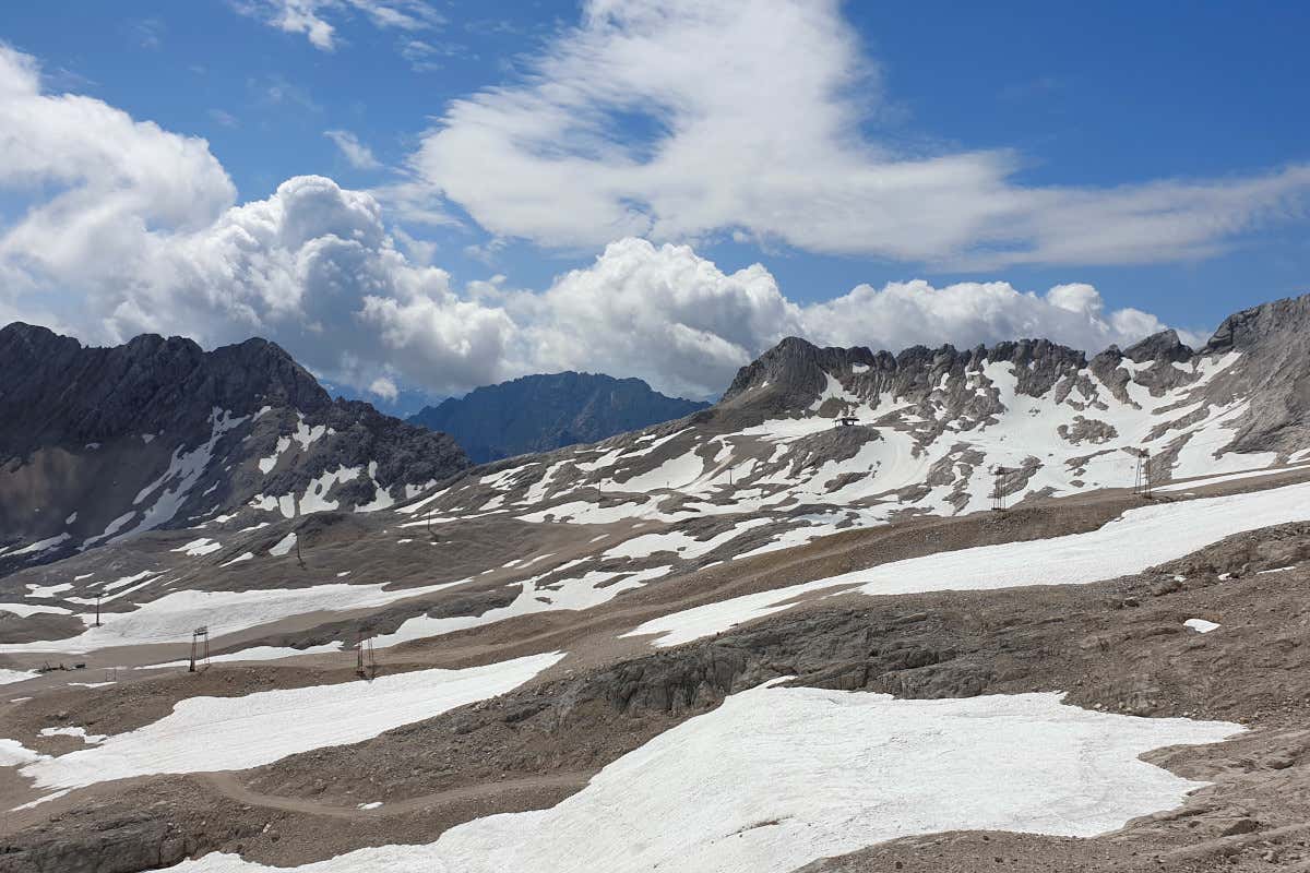Piste da sci a secco anche in Austria Niente neve: “al verde” anche l’Austria. Non succedeva dal 1961 Piste da sci a secco anche in Austria Niente neve: “al verde” anche l’Austria. Non succedeva dal 1961