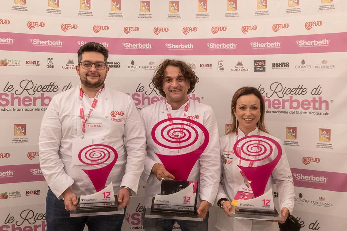 Da sinistra, Paolo Di Lallo, Celal Karaarslan e Maria Chiara Sanna Sherbeth Festival, vince Celal Karaarslan, maestro gelatiere in Austria Da sinistra, Paolo Di Lallo, Celal Karaarslan e Maria Chiara Sanna Sherbeth Festival, vince Celal Karaarslan, maestro gelatiere in Austria