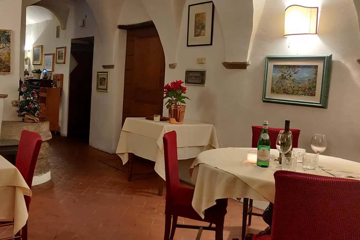 L'interno del locale Osteria dei Poeti, Cesare Sermoneta illumina i piatti di un ristorante Top