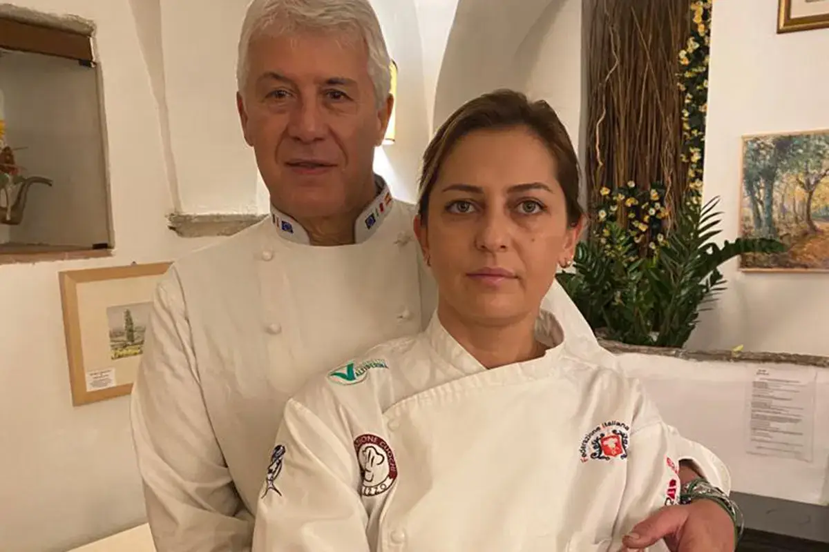 Cesare Sermoneta con la moglie Ramona Osteria dei Poeti, Cesare Sermoneta illumina i piatti di un ristorante Top
