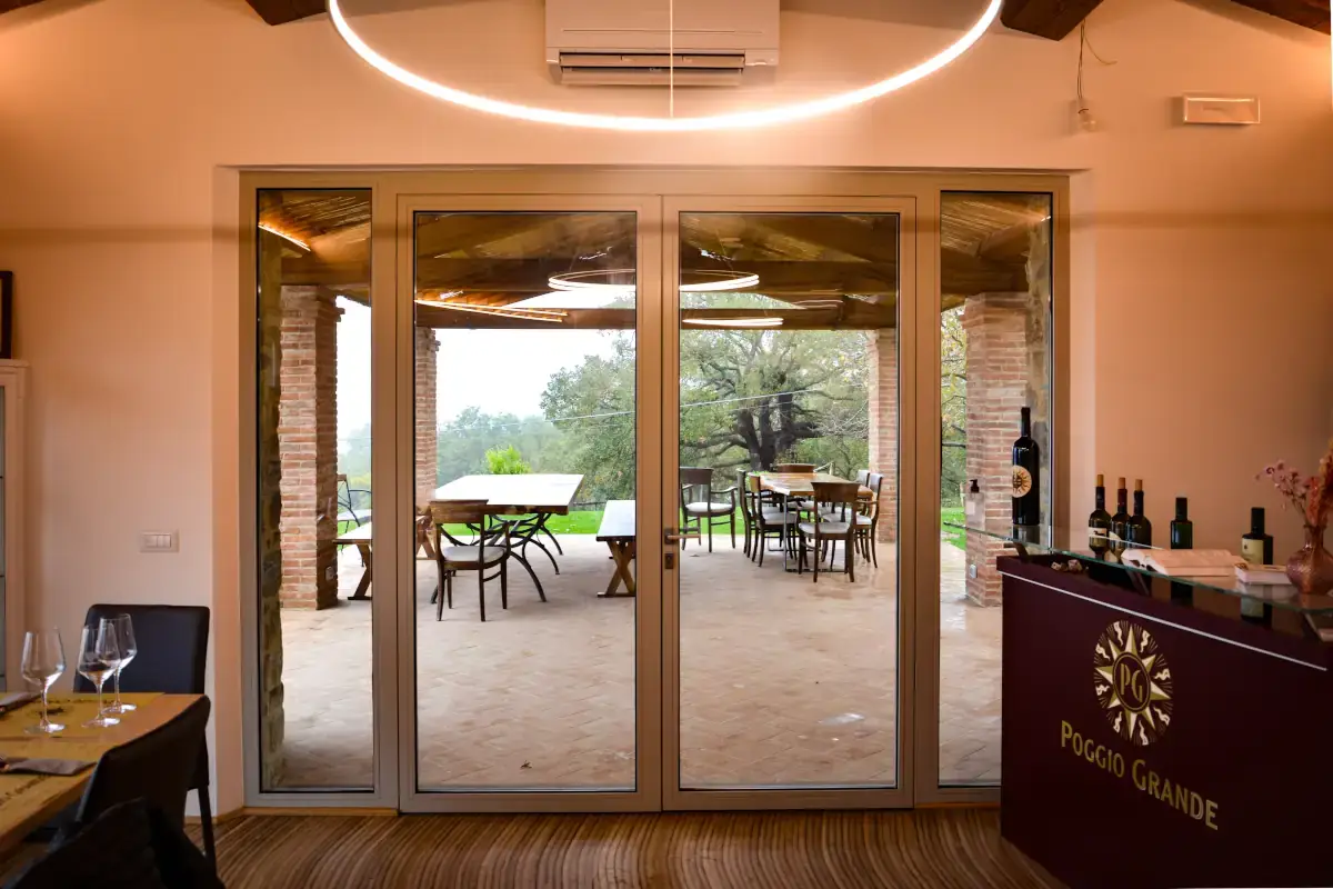 La sala degustazione della cantina Poggio Grande Orcia Doc, tradizione ed alta enologia tra le colline senesi