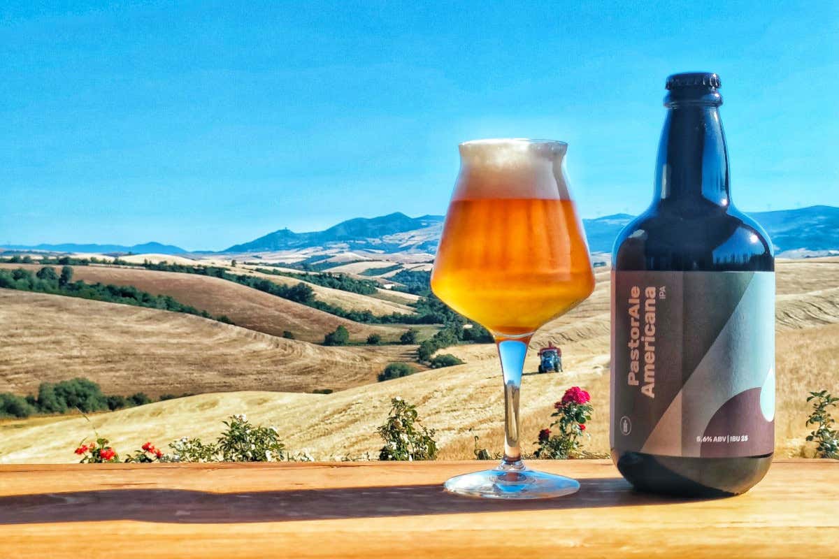 PastorAle Americana con vista sulle colline Birrificio agricolo Poggio Rosso: dal terreno al bicchiere