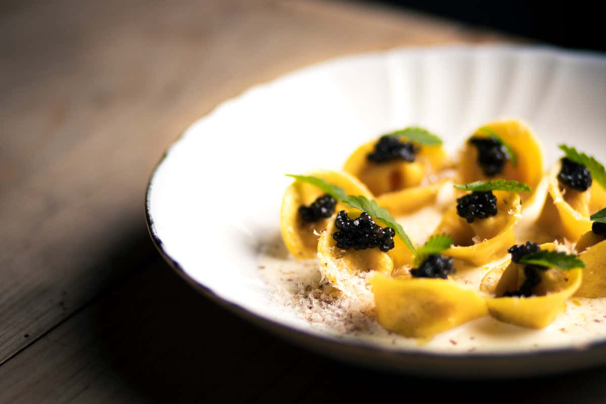 Ravioli ripieni di nespola serviti con doppia panna, armelline e caviale del Sile