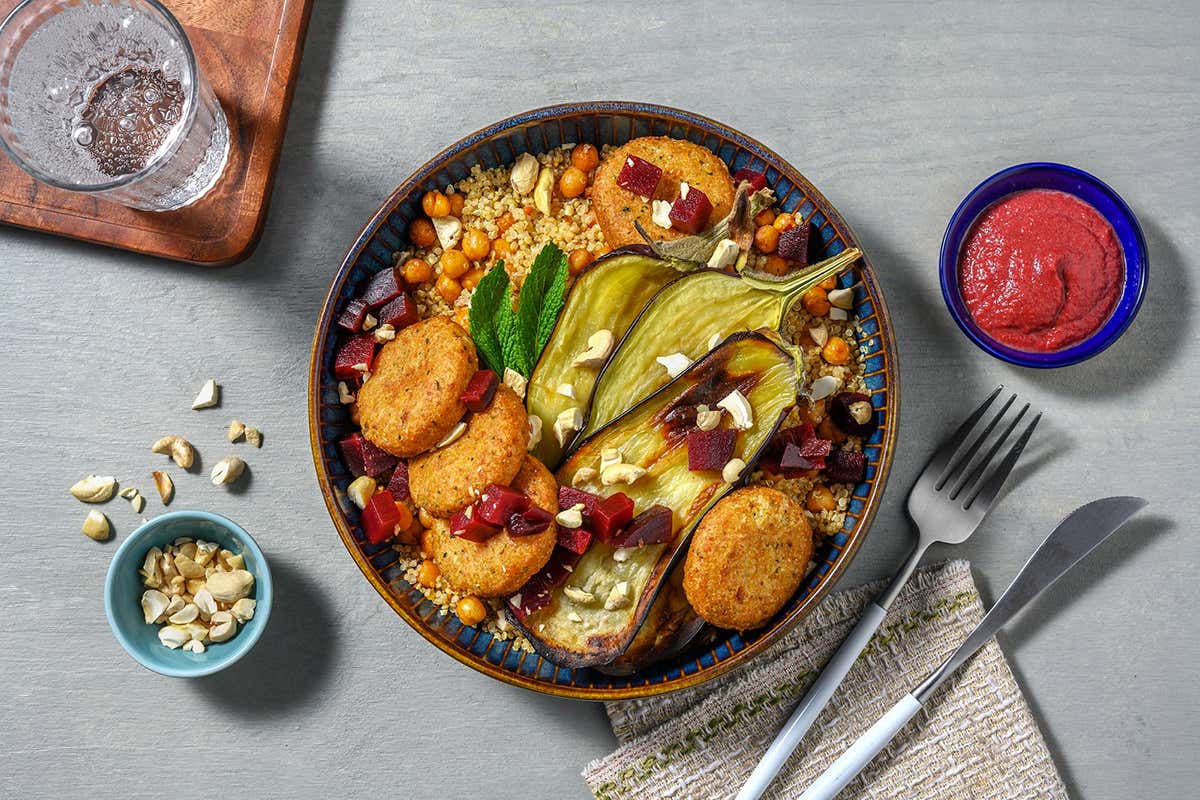 Poke bowl di falafel e verdure con quinoa e maionese alla barbabietola Benessere: per gli italiani è famiglia, alimentazione e sport Poke bowl di falafel e verdure con quinoa e maionese alla barbabietola Benessere: per gli italiani è famiglia, alimentazione e sport