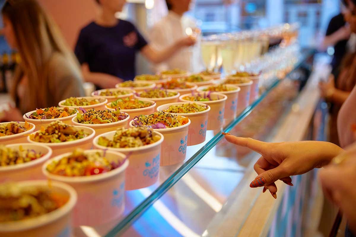 Le poke bowl (piatto tipico hawaiano) offerte agli avventori durante l'inaugurazione L'italiana Poke House sbarca a Londra e apre il suo primo store a Notting Hill