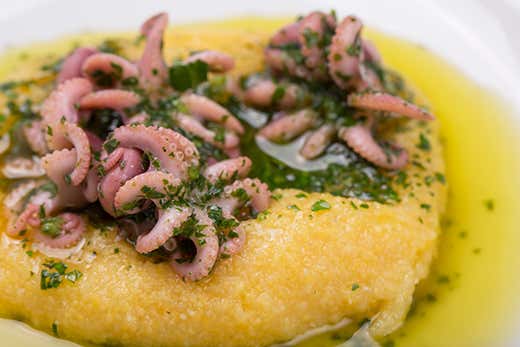 Fragoline di mare al verde con polenta bergamasca