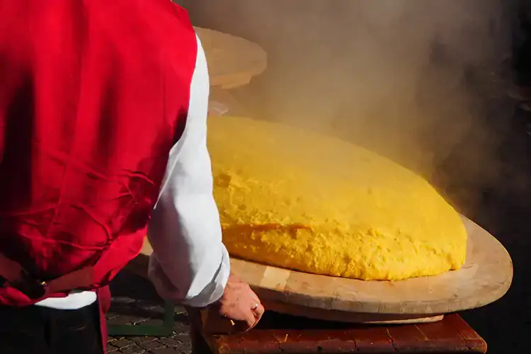 Mela verde festeggia Santo Stefano con la Polenta di Storo