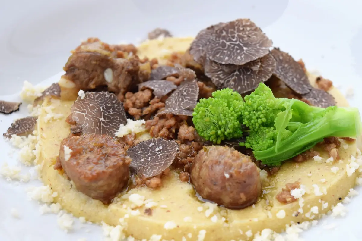 Polenta con rag&ugrave; di carne, costine, salsicce e tartufo nero di bagnoli Polenta con rag&ugrave; di carne, costine, salsicce e tartufo nero di bagnoli