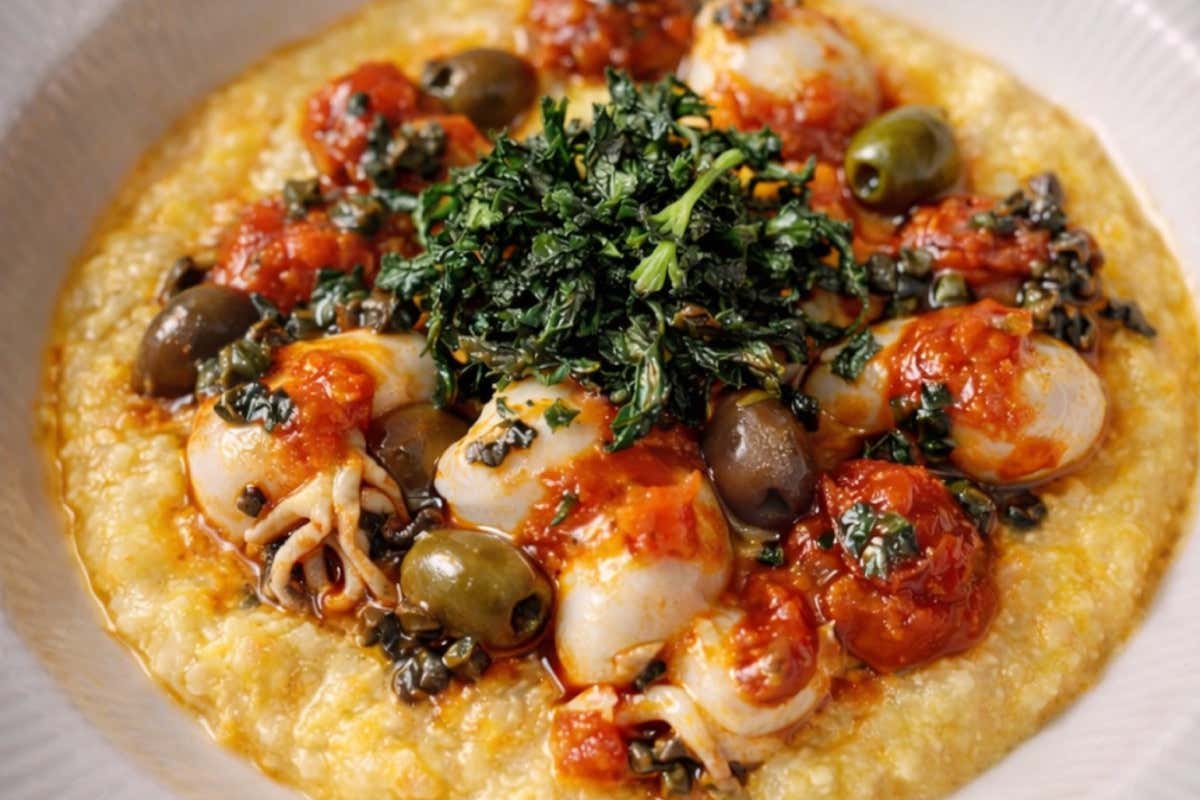 Polenta con seppie piccanti, olive taggiasche, capperi di Pantelleria e prezzemolo fritto