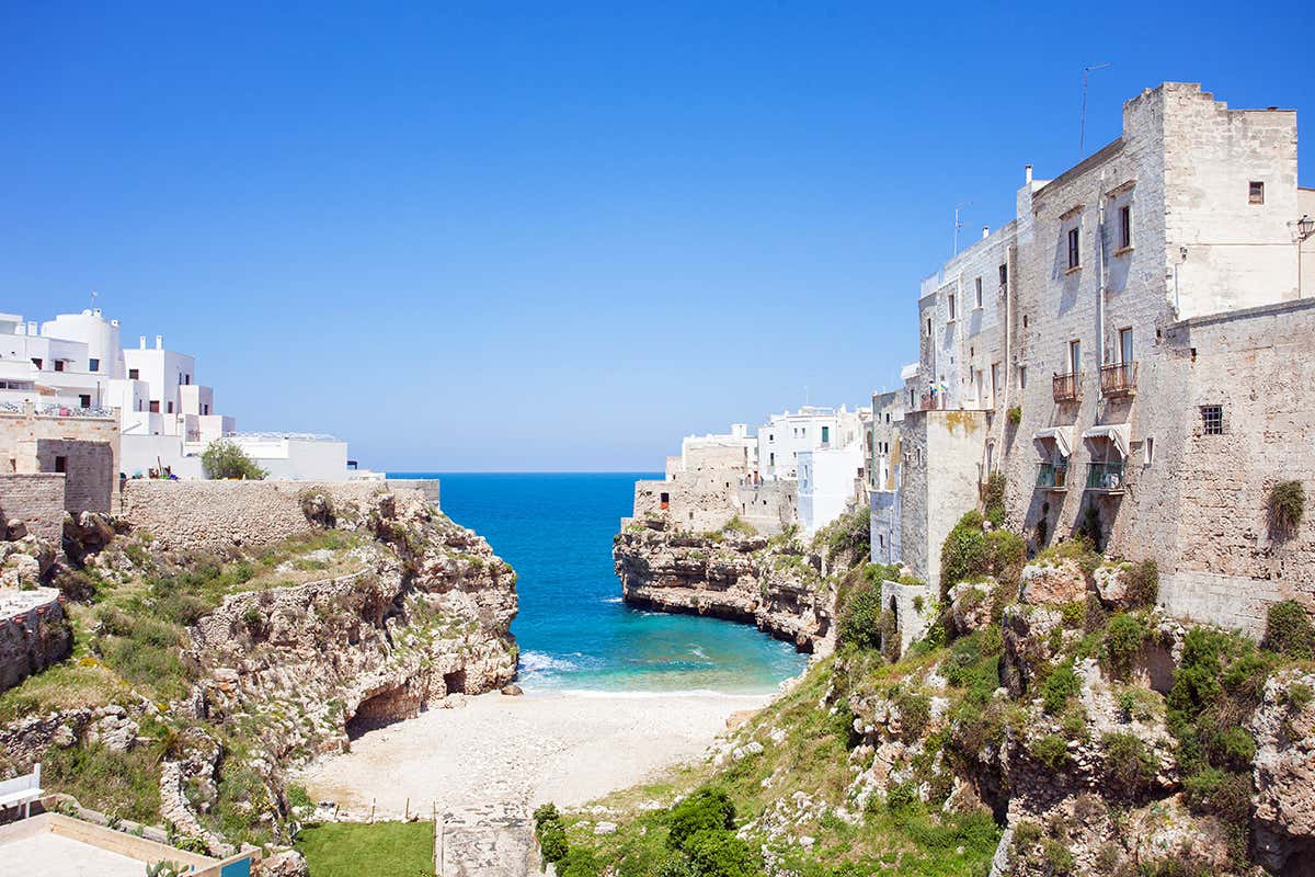 Polignano a Mare, avere un bel mare pu&ograve; non bastare pi&ugrave; Siena, una citt&agrave; per il turismo. Allarme al Sud: pochi hotel e ristoranti