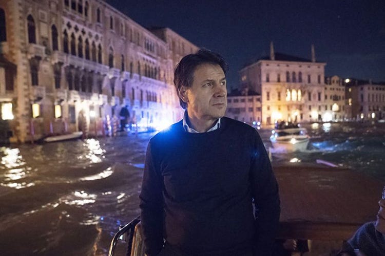 Il premier Giuseppe Conte in visita a Venezia (I politici affondano Venezia Altro che solo maltempo)
