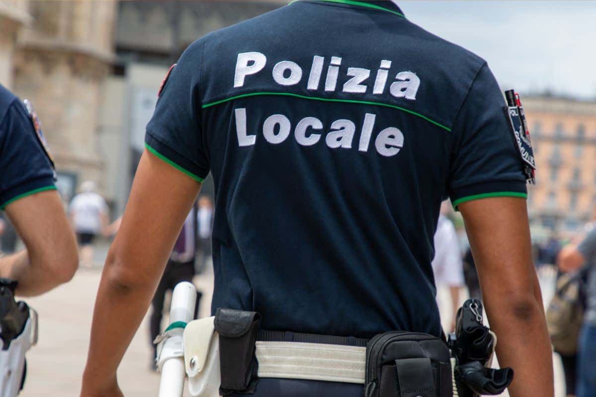 Utilizza tavoli abusivi su suolo pubblico: chiude per 5 giorni un bar di Alghero