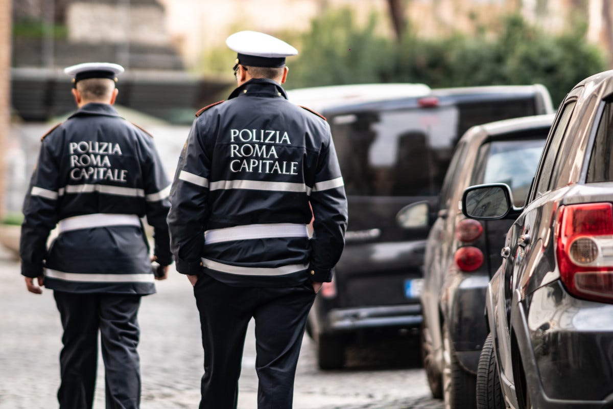 Due uomini della Polizia Roma Capitale 