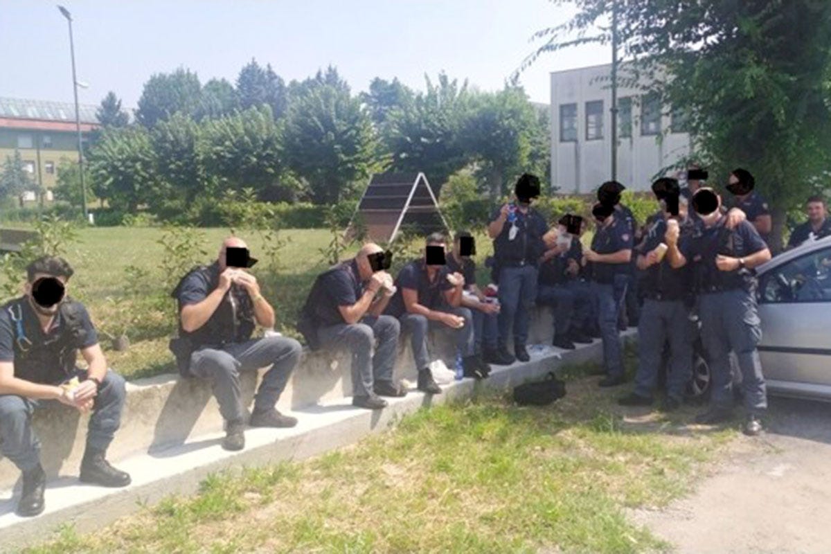 I poliziotti milanesi che pranzano al sacco Mense e green pass, basta chiacchiere. Il vaccino sia obbligatorio per il personale pubblico