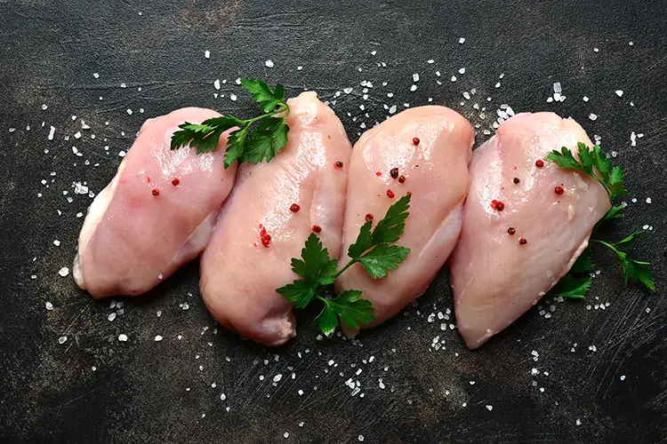 Da carne regina delle tavole domenicali, il pollo &egrave; finito nel dimenticatoio prima di fare il suo ritorno nell'alta ristorazione Dal declino alla rivincita, il pollo (ruspante) ritrova la sua centralit&agrave; in cucina
