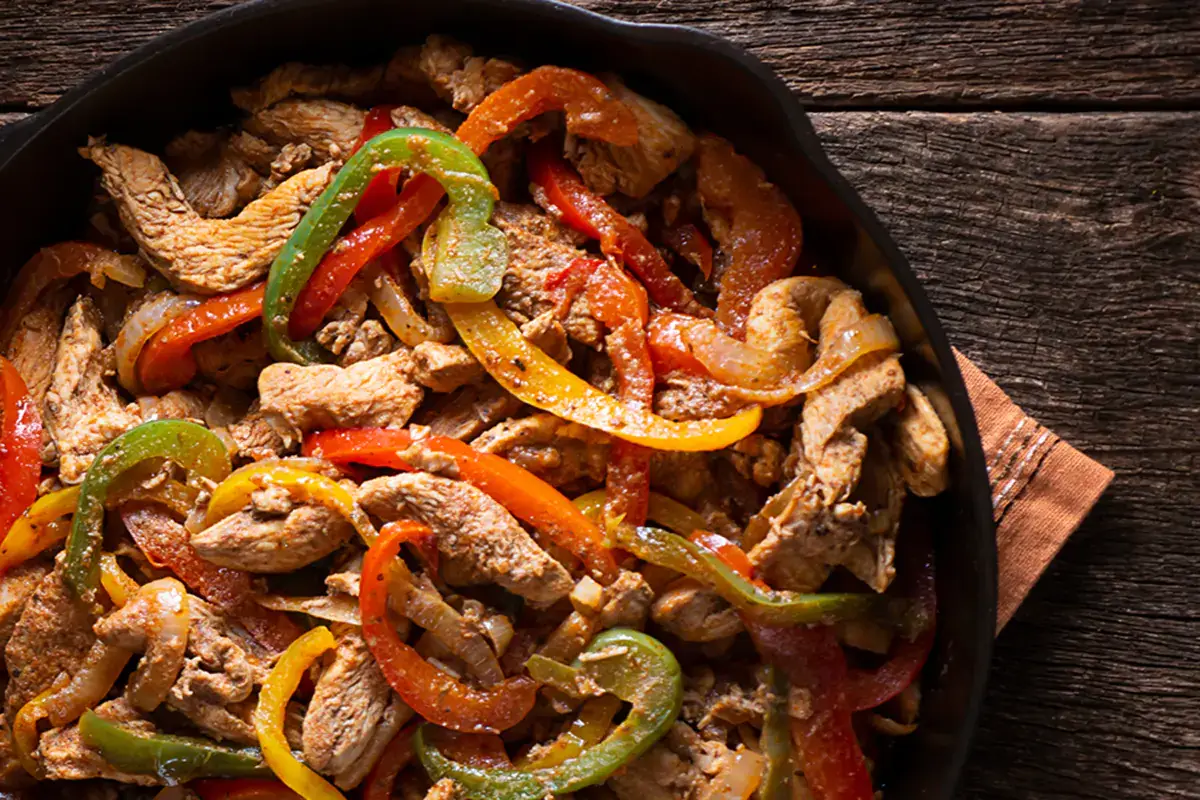 Pollo, peperoni dolci e curcuma Pollo ai peperoni dolci e curcuma