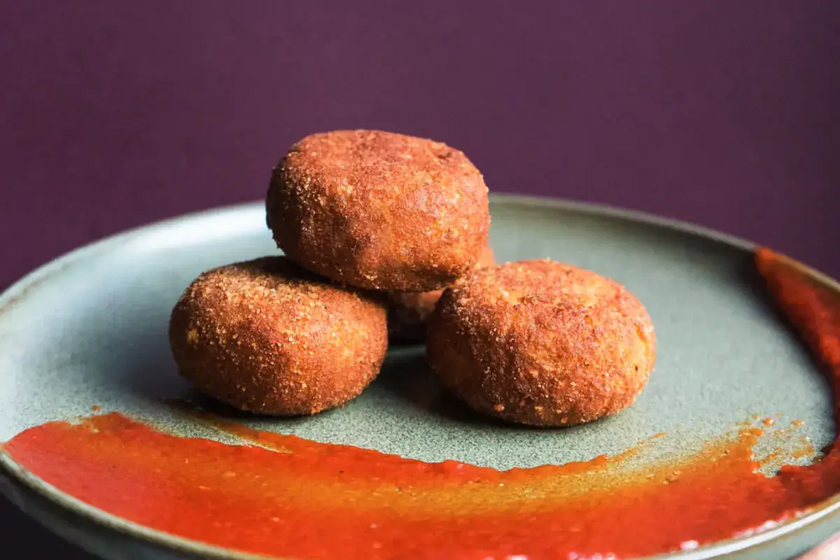 Polpette di lesso con ketchup al fondo bruno di gallina Apre Remulass, il fratello minore del Ratanà