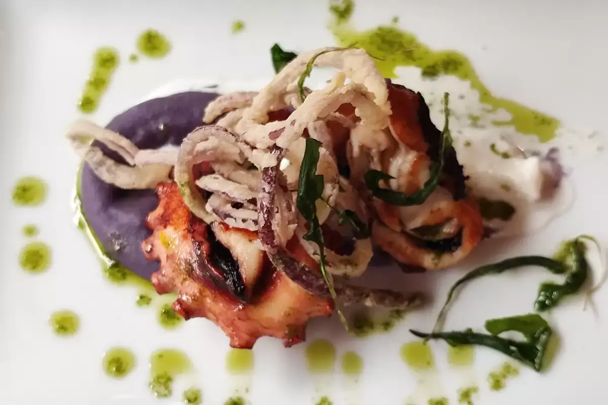Polpo alla griglia con crema di patate viola, burrata e cipolla fritta - Foto DoppioQuarto The man and the sea: cucina di mare nel centro storico di Bologna